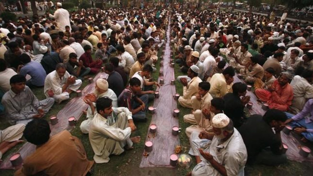 Habitantes de Lahore se reúnen a la espera de romper el ayuno durante el Ramadán, en una imagen de archivo.-MOHSIN RAZA/REUTERS