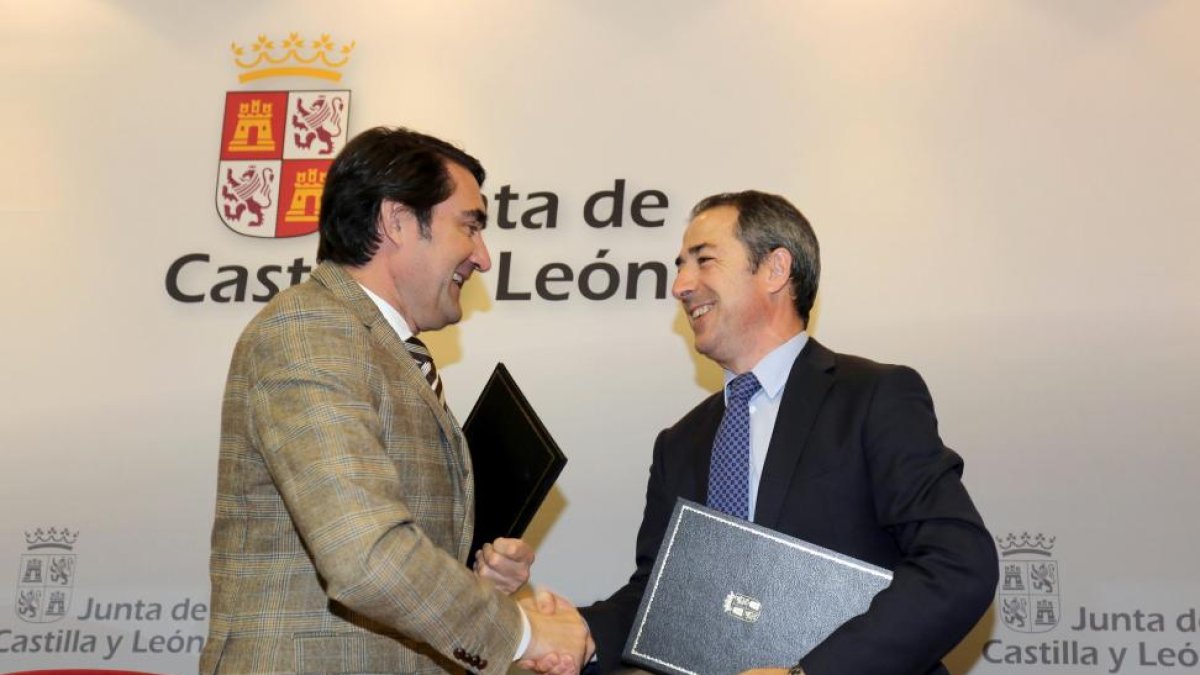 El consejero de Fomento y Medio Ambiente, Juan Carlos Suárez-Quiñones, firma un convenio de colaboración con el director territorial de La Caixa en Castilla y León y Asturias, José Manuel Bilbao.-ICAL