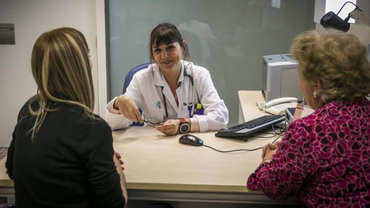 La doctora Beatriz Rosón, responsable del programa de prevención alcohólica, en el Hospital de Bellvitge.-JOAN PUIG