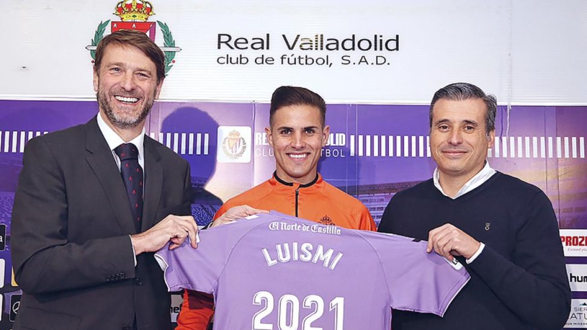 Luismi, acompañado por Carlos Suárez y Miguel Ángel Gómez ayer en Zorrilla.-REAL VALLADOLID