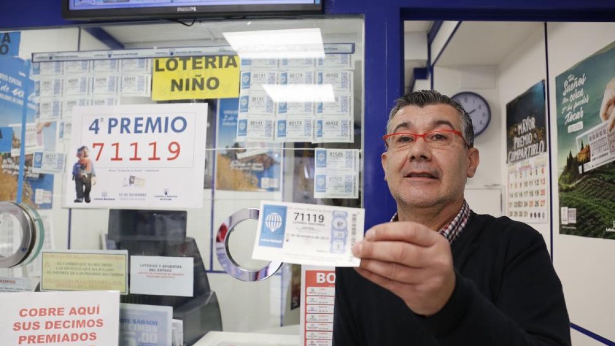 Parte del cuarto premio de la lotería vendido en la administración de la calle la Rua 36. En la imagen el propietario José María Macario Gómez.-ICAL