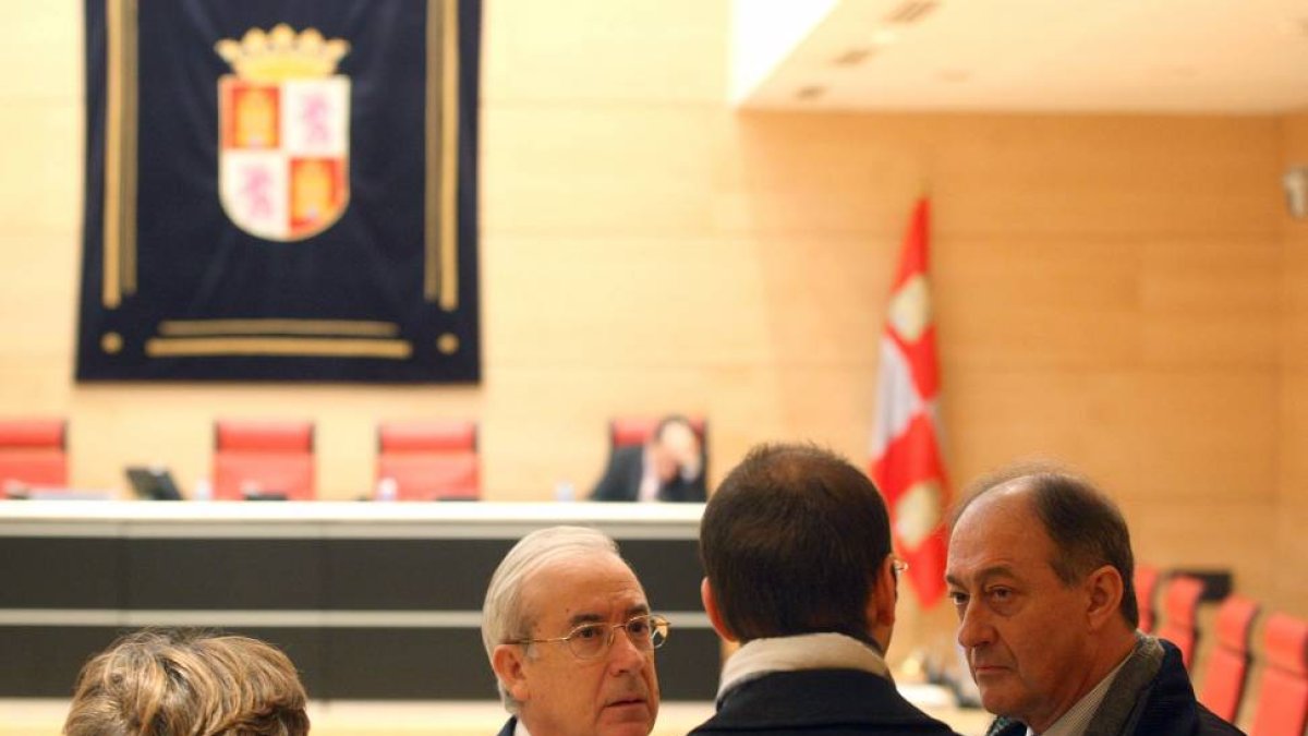 El presidente del Consejo de Cuentas, Jesús Encabo (C), informa sobre el Informe de Fiscalización de las Universidades Públicas de Castilla y León-Ical