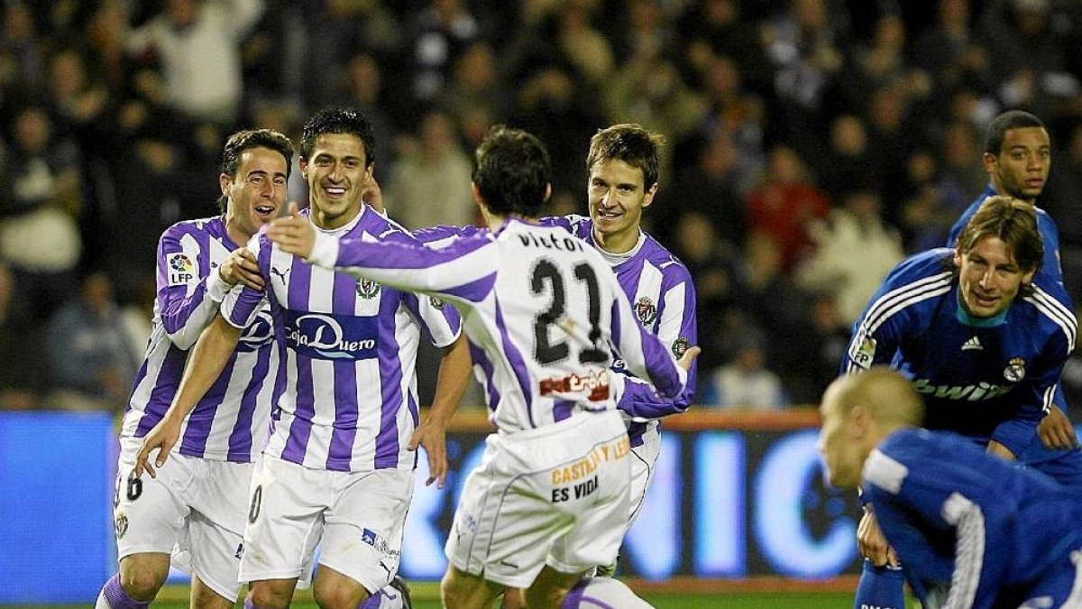 Canobbio es felicitado por Pedro López, Víctor y Rubio, ante la decepción de Cannavaro, Heinze y Marcelo.-MONTSE ÁLVAREZ