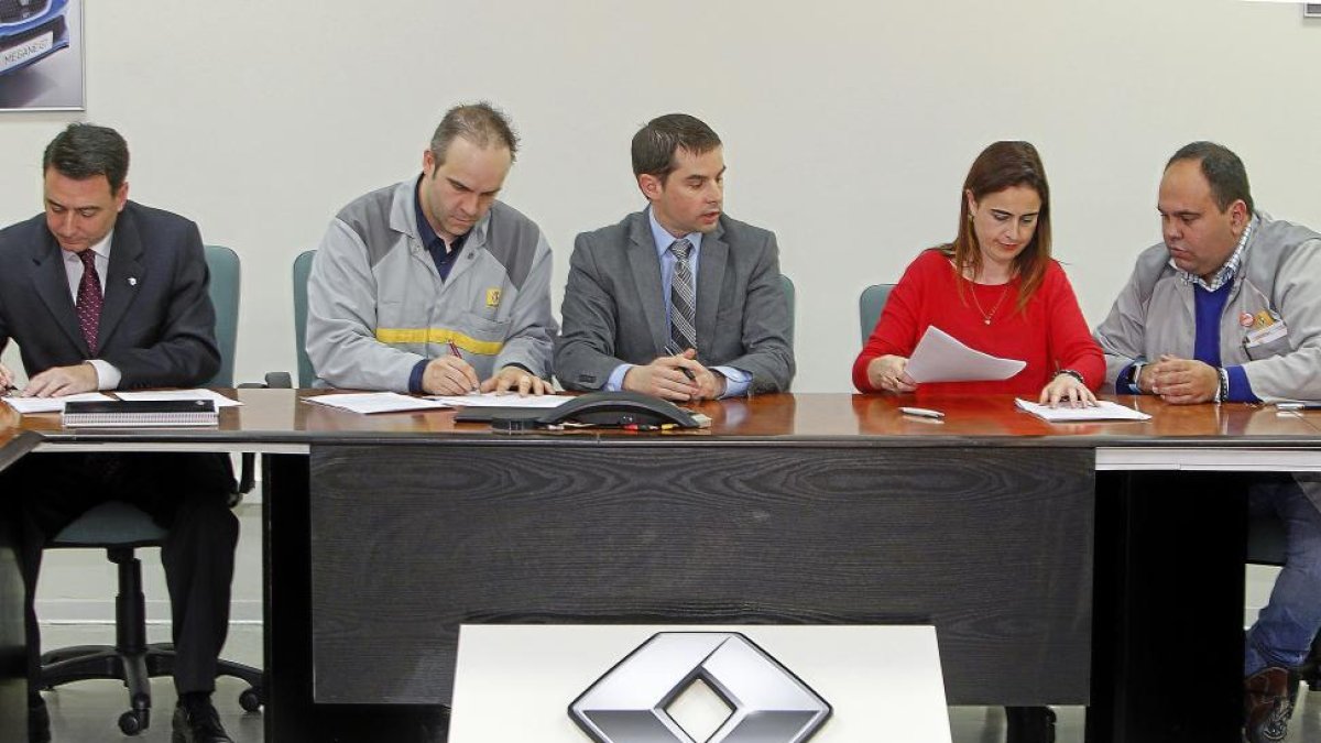 Representantes de la Dirección de Renault España y de los sindicatos SCP, UGTy CCOO, ayer en la firma del acuerdo social.-J. M. LOSTAU