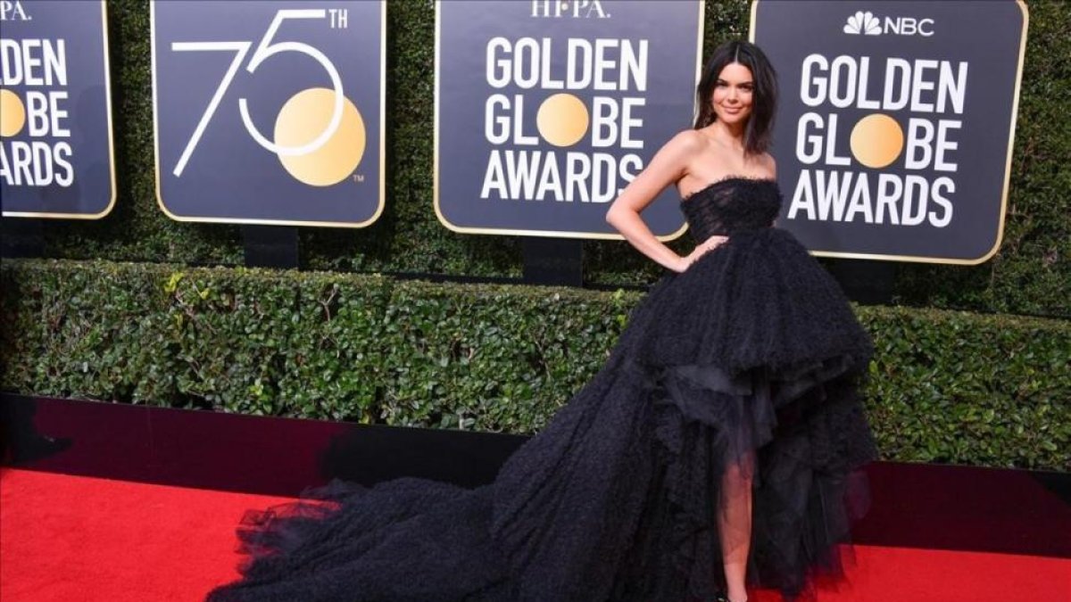 Kendall Jenner posa en la alfombra roja de los Globos de Oro.-/ GEORGE PIMENTEL