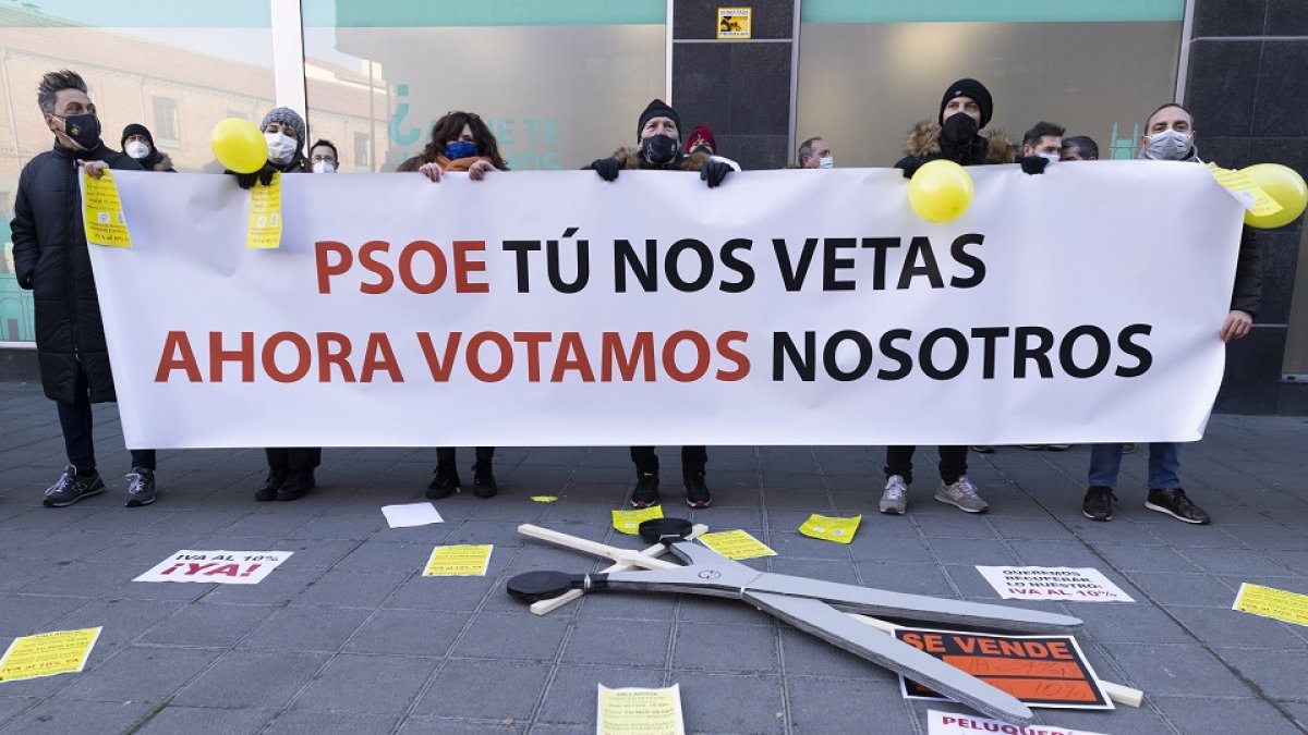 La Asociación de Empresas de Imagen Personal de Valladolid se concentra para reivindicar la reducción del IVA al 10%
frente a la sede del PSOE (C/ Santa Lucia, 19)
La Asociación de Empresas de Imagen Personal de Valladolid, integrada en Fecosva, celebra una concentración para reivindicar la reducción del IVA al 10 por ciento. - ICAL