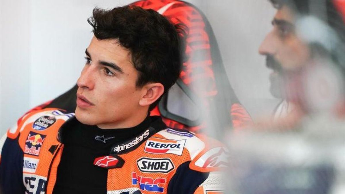 Marc Márquez (Honda) descansa en el boxe del equipo Repsol Honda, acompañado de su inseparable ingeniero, Santi Hernández.-ALEJANDRO CERESUELA