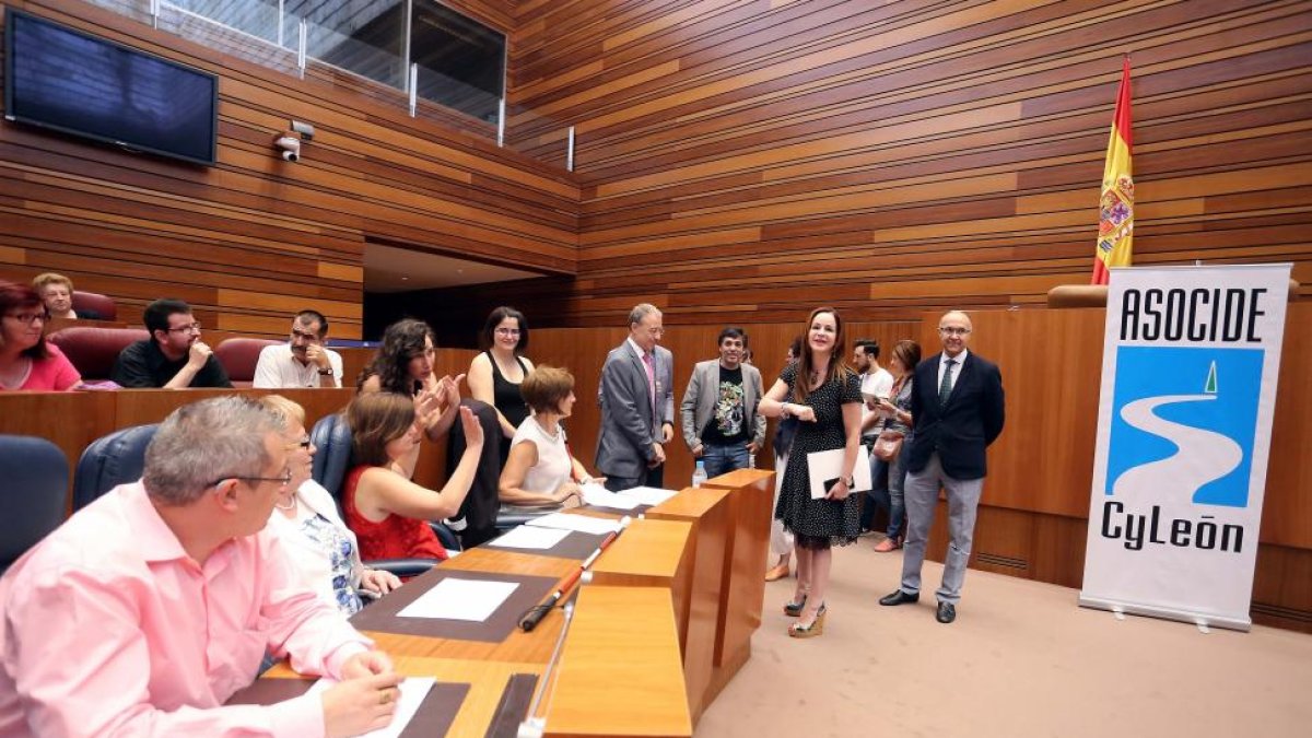 La presidenta de las Cortes, Silvia Clemente, preside el acto del Día Internacional de la Asociación de Sordociegos de España en Castilla y León (Asocide)-ICAL