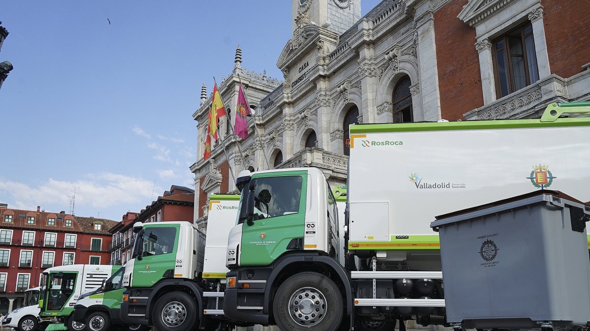 Varios camiones del servicio de limpieza frente al Ayuntamiento, en una imagen de archivo. ICAL
