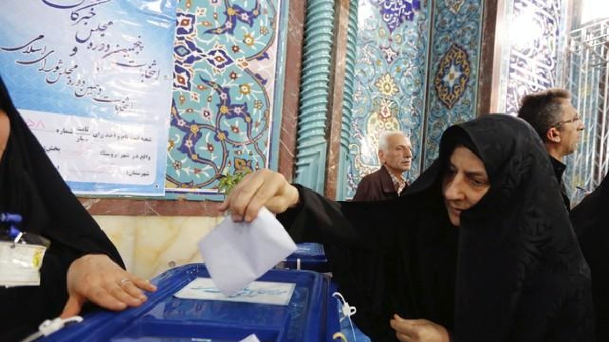 Una mujer ejerce su derecho al voto en Teherán (Irán).-ABEDIN TAHERKENAREH / EFE
