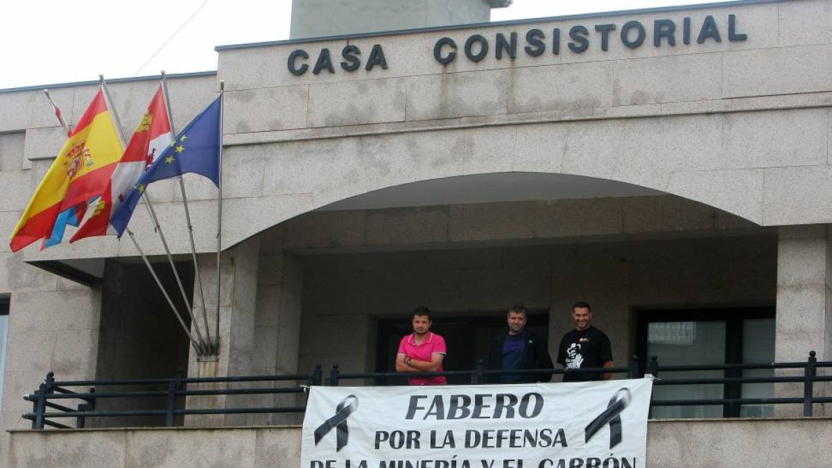 Tres mineros se encierran en el Ayuntamiento de Fabero (León), en protesta por el incumplimiento del plan del carbón-Ical