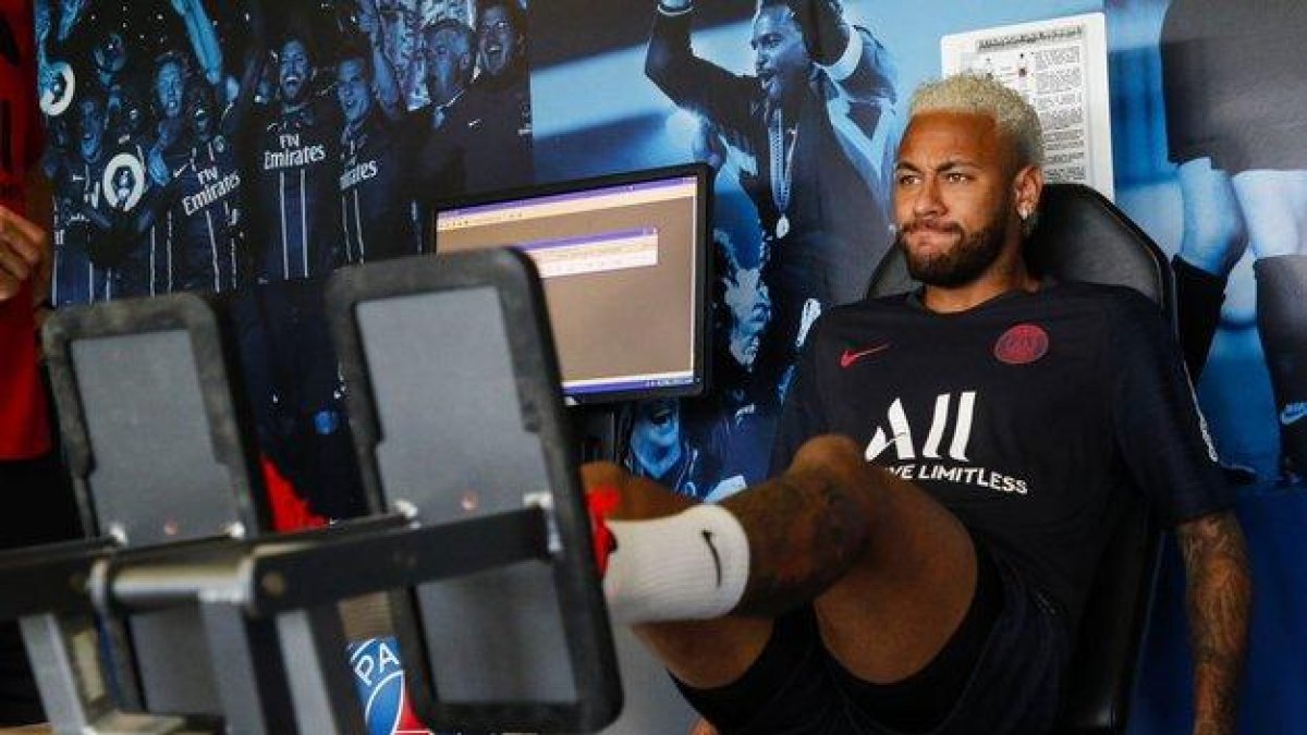 Neymar, en el gimnasio del Paris SG en su primer día de entrenamiento con el club francés.-