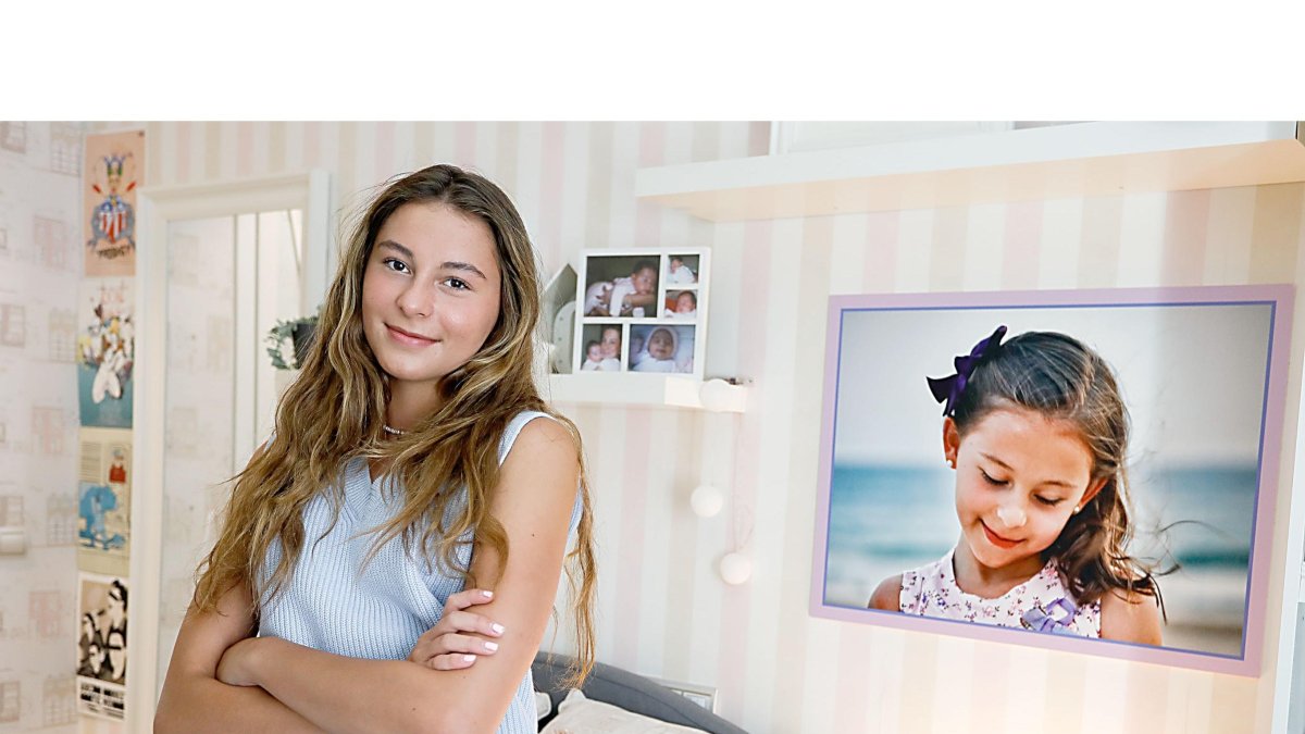 Carmen Puente en su habitación, junto a una de las fotos de su niñez que le hizo su padre. J. M. LOSTAU