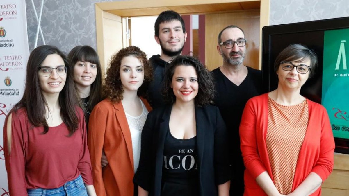 Jóvenes integrantes de La Nave junto a sus coordinadores Nina Reglero y Carlos Nuevo.-J. M. LOSTAU