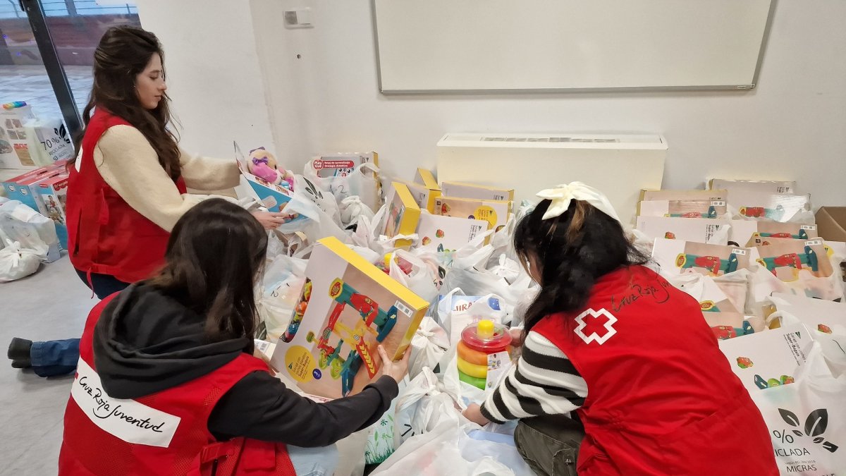 Varias voluntario de Cruz Roja Juventud durante la preparación de los regalos. C.R.J.