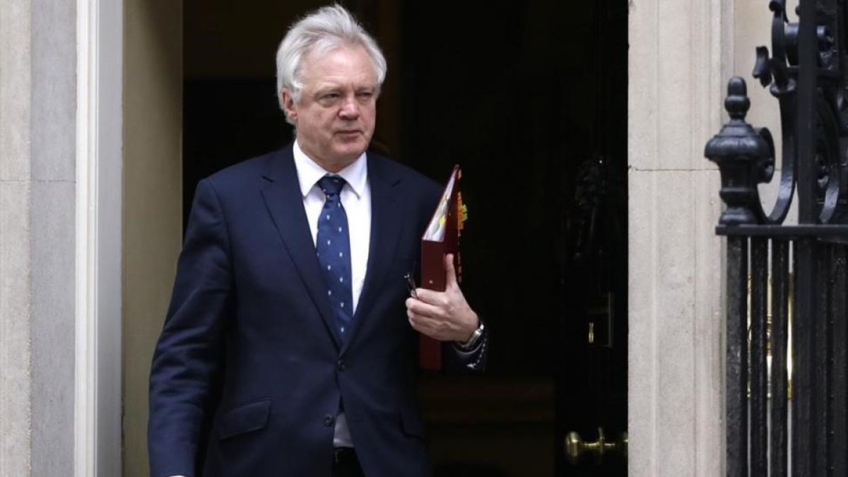 Davis sale de una reunión ministerial en el número 10 de Downing Street, en Londres, el 29 de marzo.-ALASTAIR GRANT