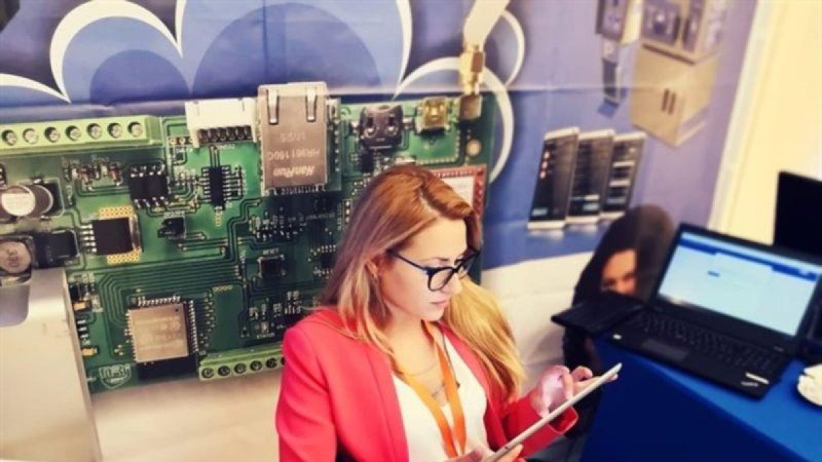 Imagen de archivo de la periodista Viktoria Marinova en la redacción del medio para el que trabajaba.-EL PERIÓDICO