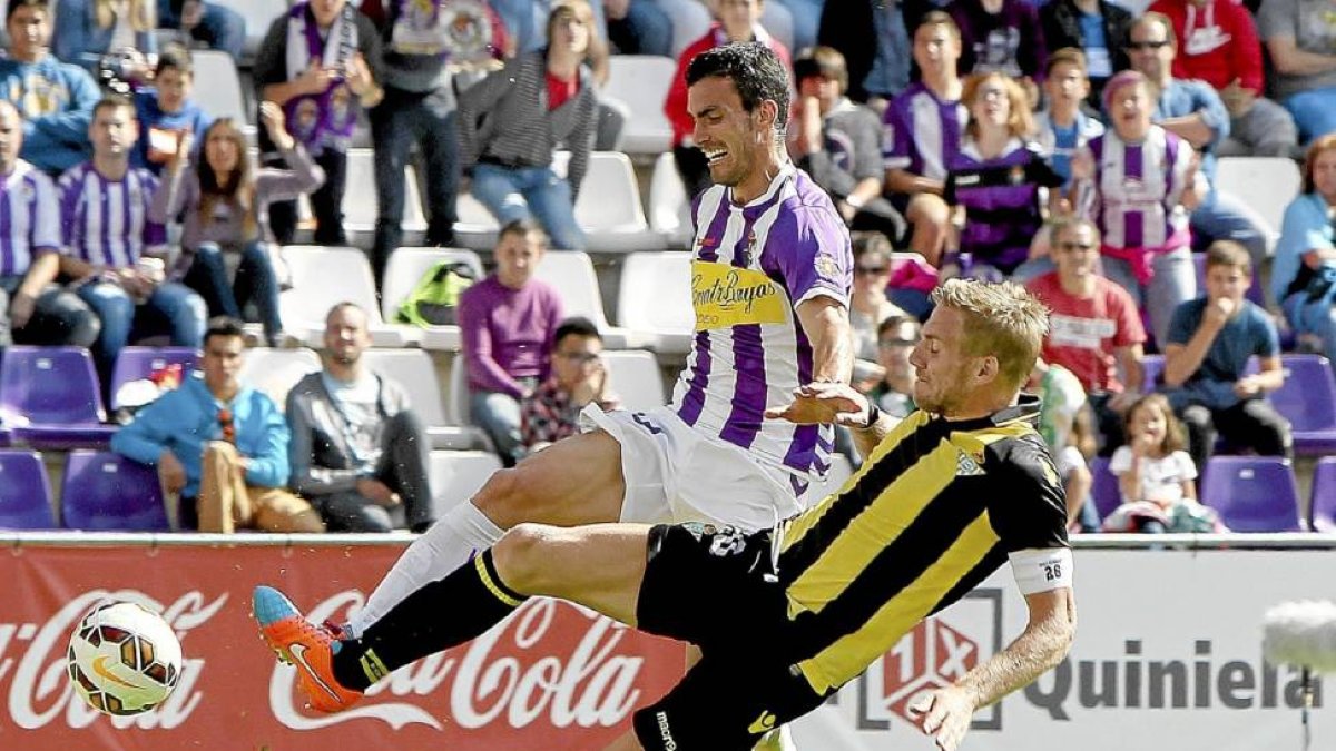 Perquis entra con los tacos ante la internada de Alfaro en el partido que el extremo no pudo finalizar-J.M.Lostau