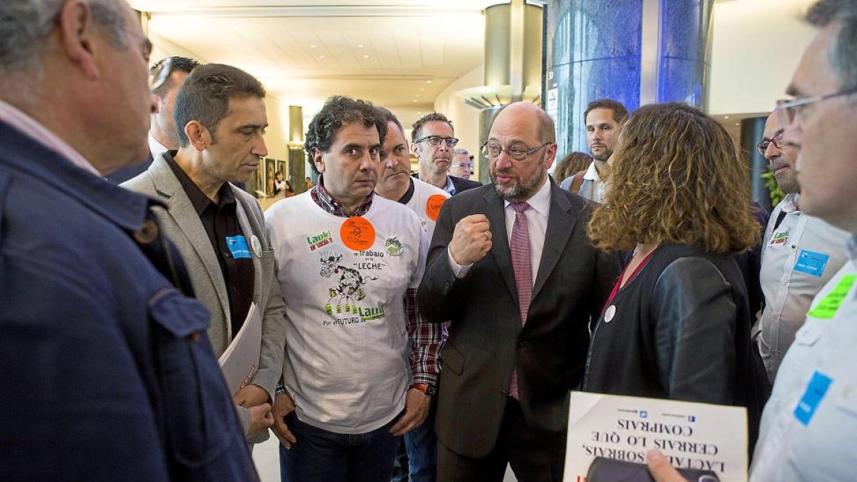 El presidente del parlamento europeo, Martin Schulz, conversa con los representantes de Lauki junto a Iratxe García.-ICAL