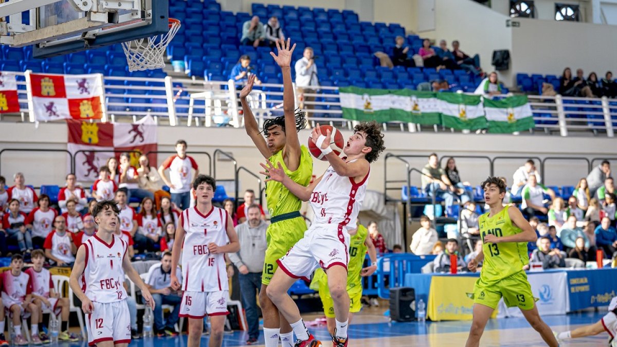 Un momento de un partido de Castilla y León ante Andalucia infantil. / FEB