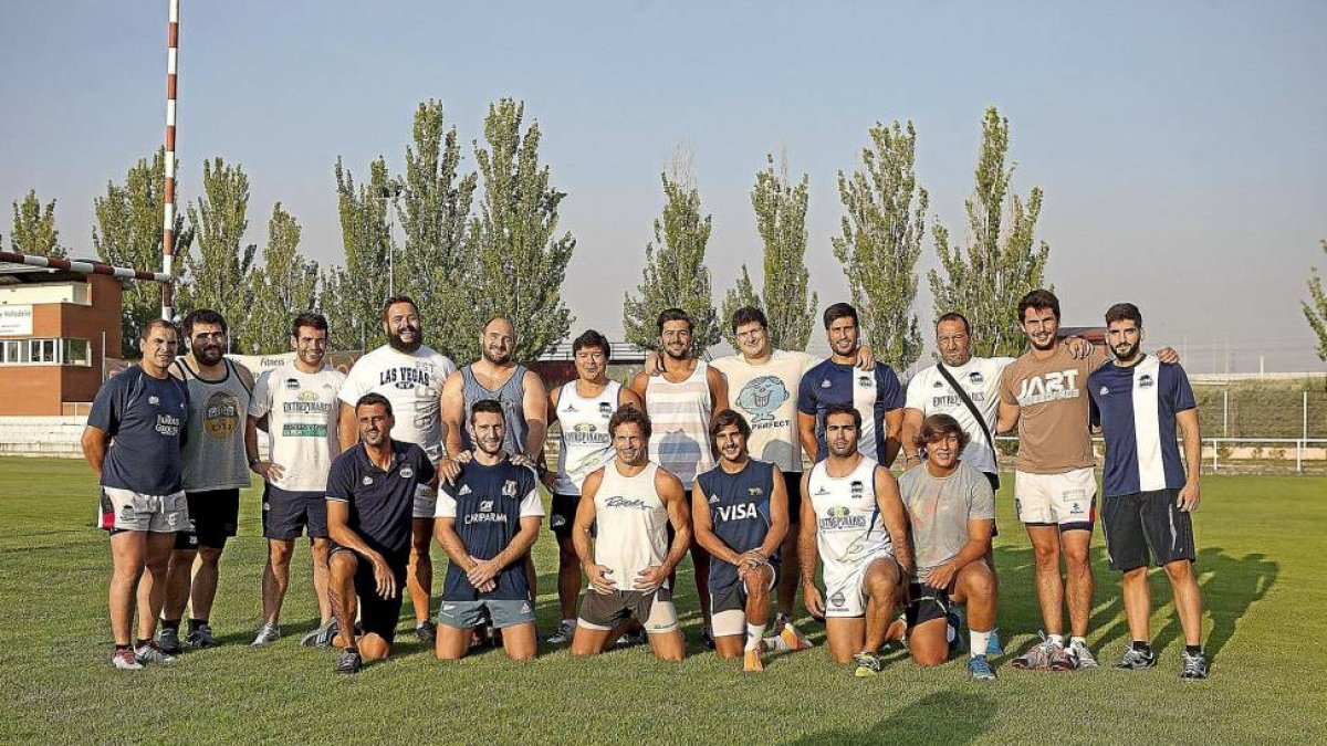 Jugadores y técnicos del Quesos Entrepinares posan antes de iniciar el primer entrenamiento.-José C. Castillo