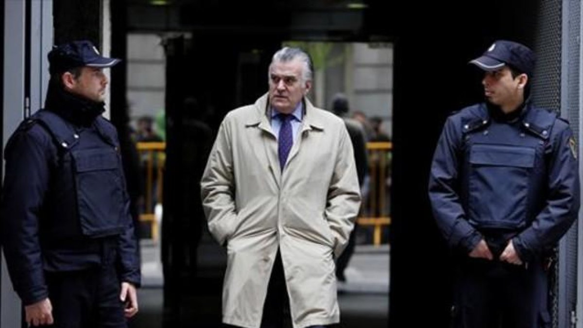 Luis Bárcenas sale de la sede de la Audiencia Nacional, el 10 de abril del 2015.-ARCHIVO / AGUSTÍN CATALÁN