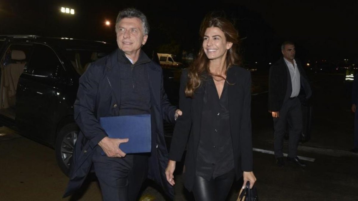 Macri y su mujer, Juliana Awada, a punto de embarcarse en el avión con destino a Houston (Tejas), inicio de su visita oficial a EEUU, el 25 de abril.-EFE