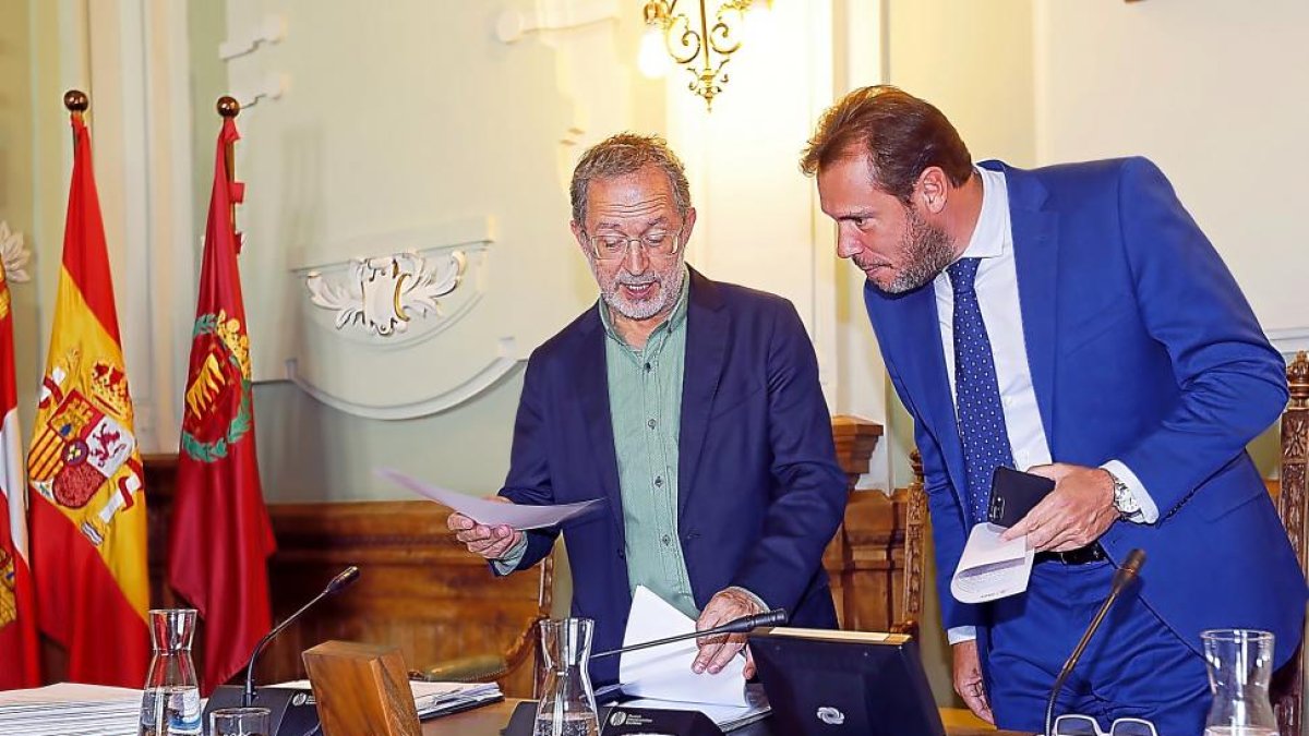 El concejal de Urbanismo, Manuel Saravia, conversa con Óscar Puente antes del pleno.-J.M. LOSTAU