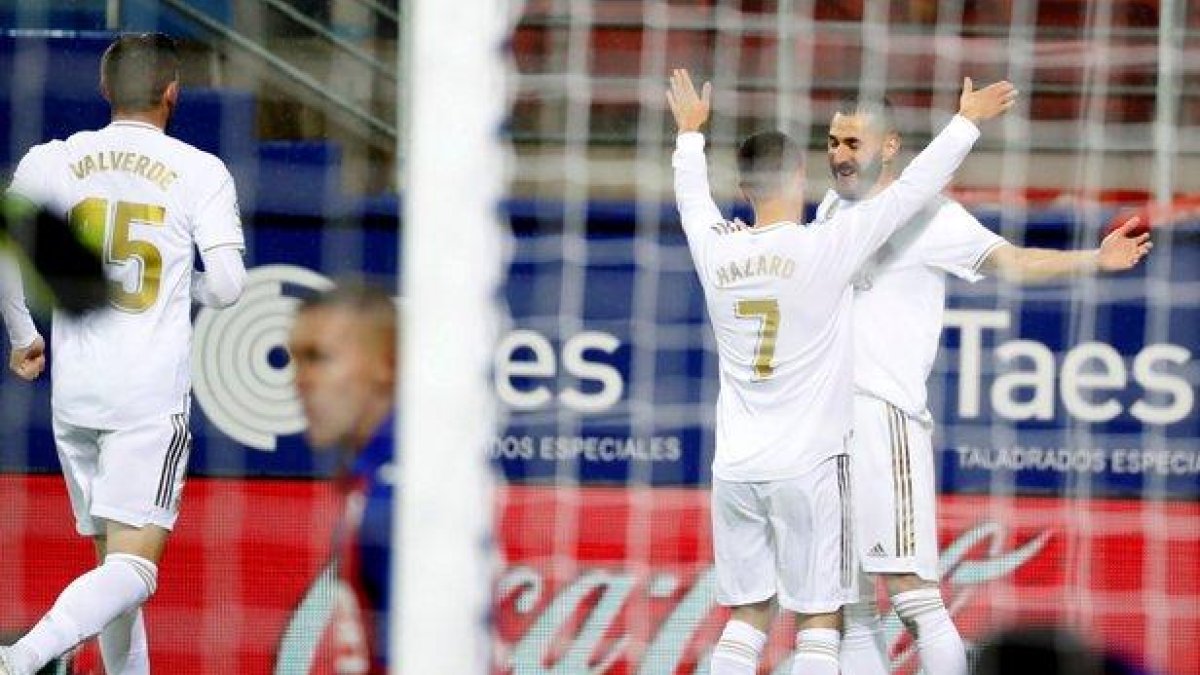 El madridista Benzema celebra junto a Hazard uno de los goles ante el Eibar.-EFE