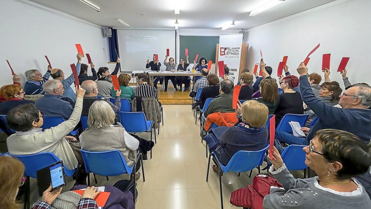 Los socios de la Asociación Rondilla se sirvieron de tarjetas rojas para votar durante la asamblea.-PABLO REQUEJO