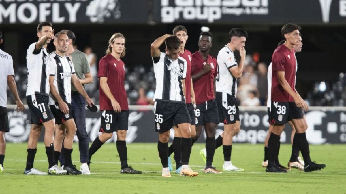 Ayllón, en el centro con el dorsal 35, en el choque de la primera jornada. / LALIGA