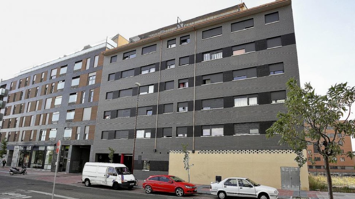 Fachada del edificio de la Sociedad Municipal de Vivienda y Suelo de Valladolid (VIVA) en régimen de alquiler en el barrio de Villa del Prado.-J. M. LOSTAU