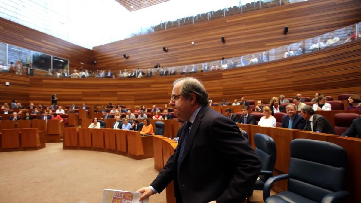 El presidente de la Junta, Juan Vicente Herrera, se dirige al atril para intervenir en el debate del estado de la Comunidad-ICAL