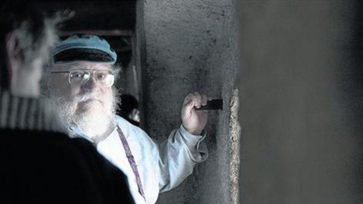 George R. R. Martin, durante una visita al castillo de Chillon en Veytaux (Suiza), el año pasado.-EFE / ANTHONY ANEX