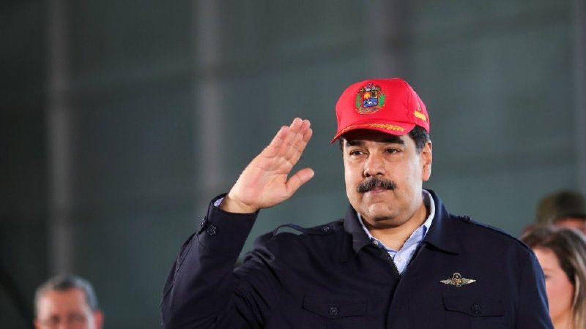 El presidente de Venezuela, Nicolás Maduro, mira un desifle militar que commemora el 98º aniversario de las Fuerzas Aéreas.-REUTERS