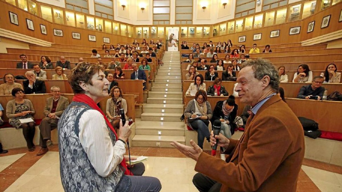 Rosa Maldonado le cuenta su experiencia al doctor Moraleda-El Mundo