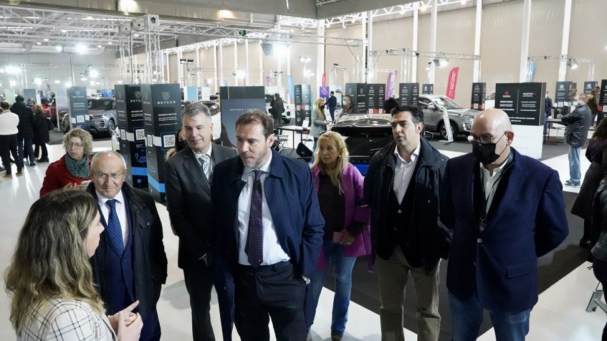 El alcalde de Valladolid, Óscar Puente y el director de la Feria, Alberto Alonso, visitan el I Salón del Vehículo Híbrido y Eléctrico.- ICAL