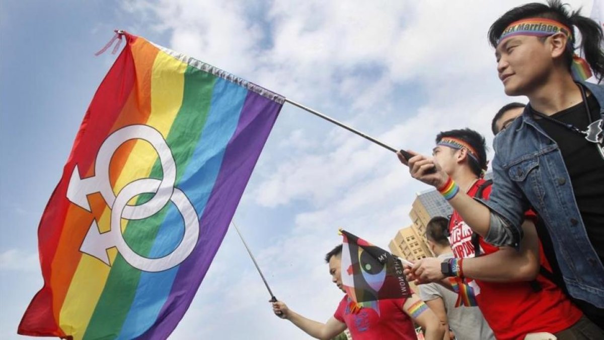 Taiwán será el primer país asiático donde gays y lesbianas puedan casarse. El Tribunal Supremo de la isla ha aclarado este miércoles que las actuales leyes civiles que definen el matrimonio como la unión de un hombre y una mujer son inconstitucionales y q-CHIANG YING YING