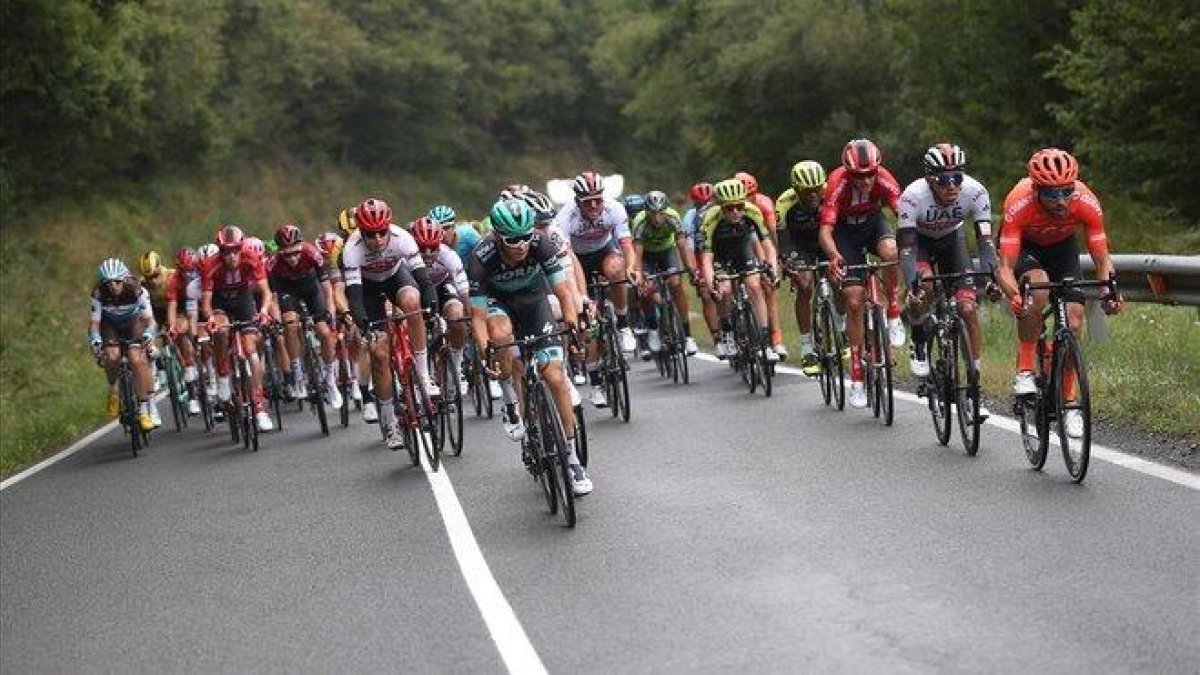 El pelotón de la Vuelta, durante la 12ª etapa.-EFE / JAVIER LIZÓN