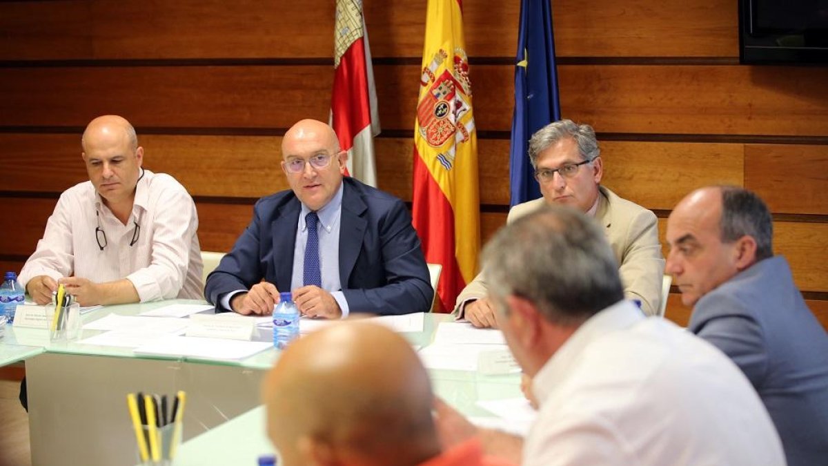 Jesús Julio Carnero (2I) durante la reunión del Consejo Regional Agrario.-ICAL