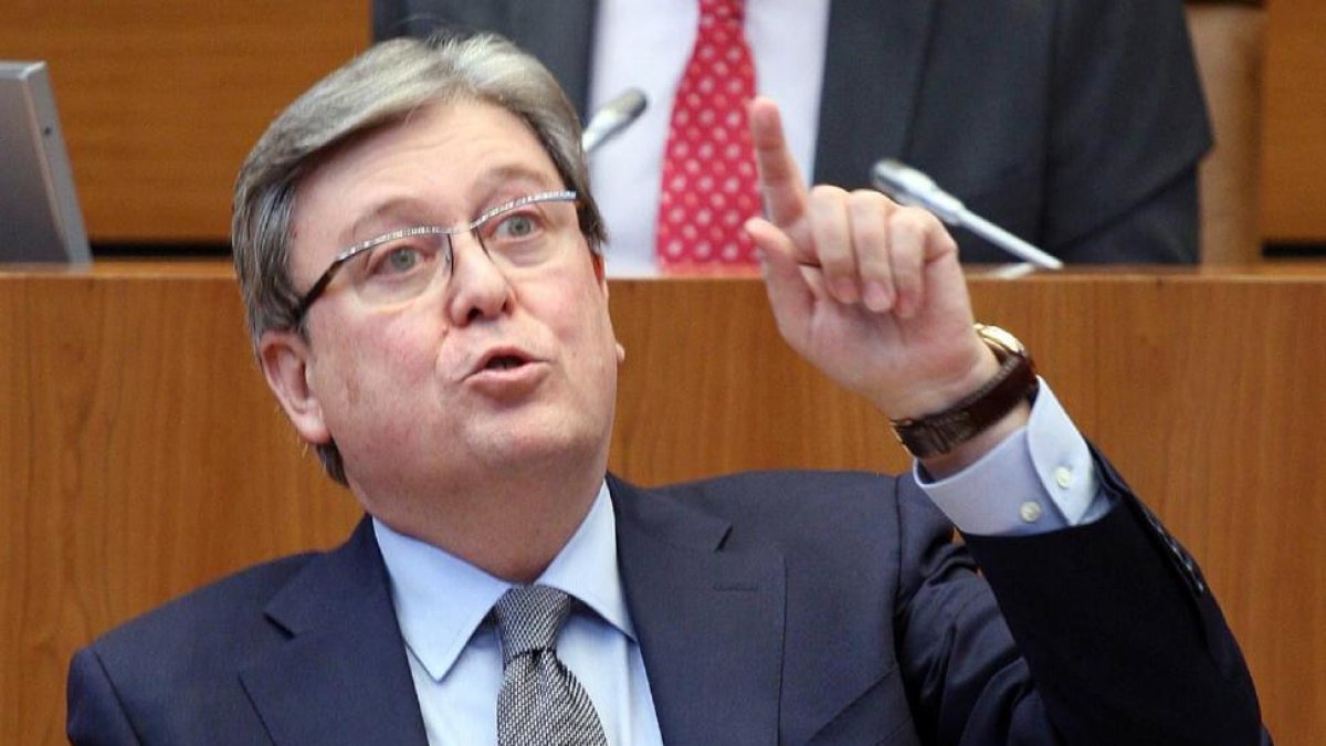 José Manuel Fernández Santiago, durante una intervención en el Pleno de las Cortes de Castilla y León.-ICAL