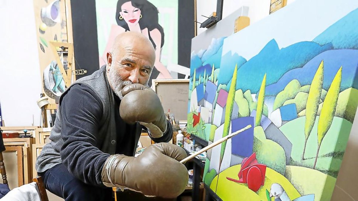 PINTAR A PUÑETAZO LIMPIO. Unos guantes de boxeo recuerdan su época como púgil. Aunque los golpes más críticos los realiza con su pincel. «La ironía es un arma bueno, aunque en ocasiones, un par de mamporros, tampoco viene mal», bromea.-J. M. LOSTAU