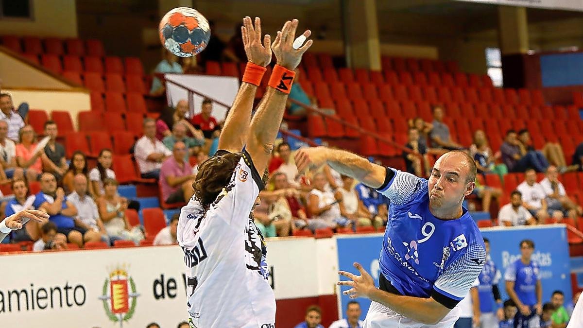Adrián Fernández vuela, arma el brazo y lanza ayer en un lance del derbi ante el Ademar de León.-J.M. LOSTAU