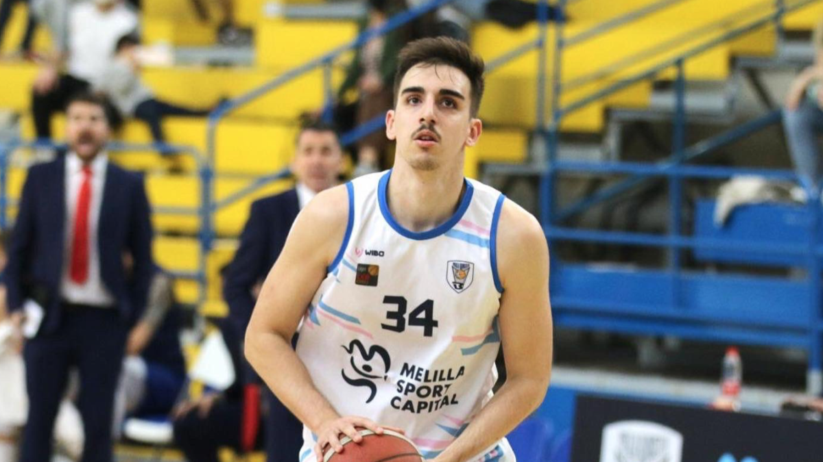 Alejandro Mazaira, en acción con la camiseta del Melilla. RVB