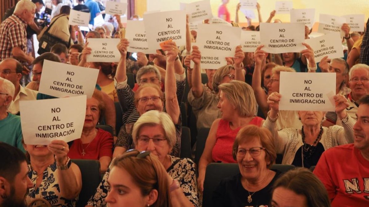 Reunión en el Centro Cívico de Dellicias sobre el Centro de Refugiados.-PHOTOGENIC