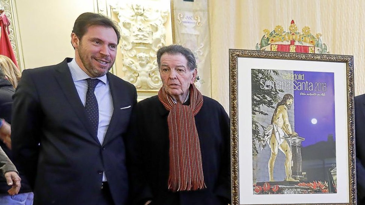 El pregonero De Pablos, junto al cartel de la Semana Santa.-J.M. LOSTAU