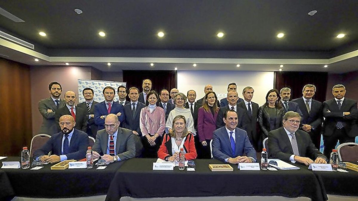 Pilar del Olmo y José Ronaldo Álvarez junto al resto de firmantes del acuerdo anual de la sociedad de garantía.-EL MUNDO