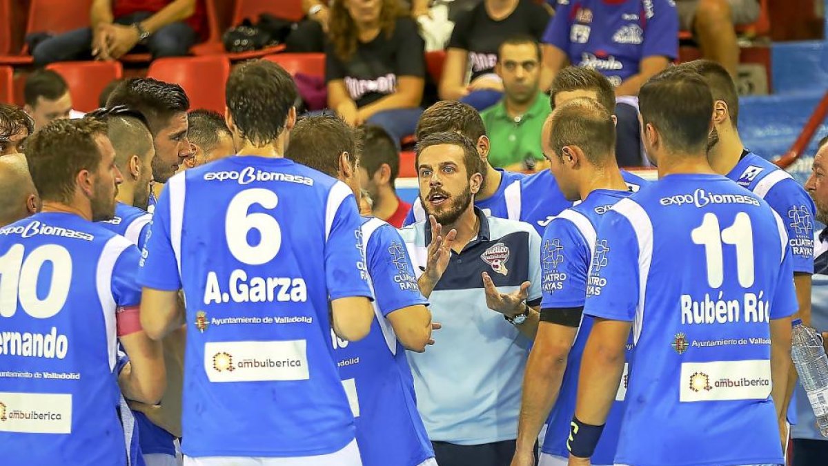 Nacho González da instrucciones a sus jugadores.-MIGUEL ÁNGEL SANTOS