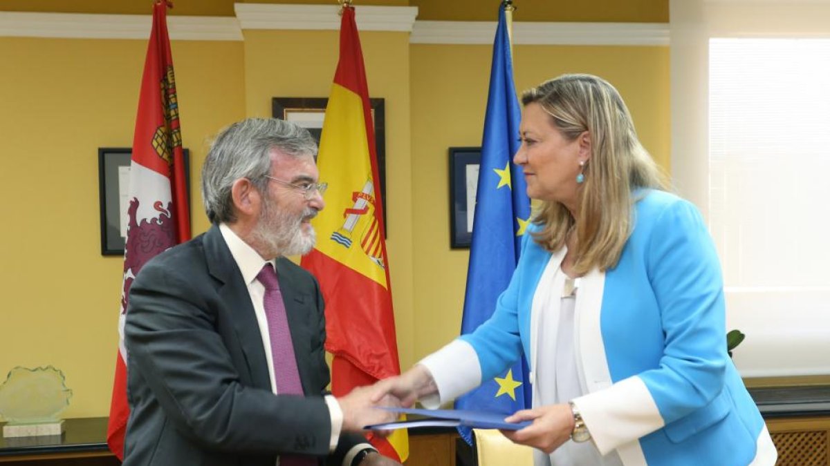 La consejera de Economía y Hacienda, Pilar del Olmo, y el vicegobernador del Banco de Desarrollo del Consejo de Europa, Apolonio Ruiz-Ligero, durante la firma de un préstamo con el Banco de Desarrollo del Consejo de Europa-ICAL