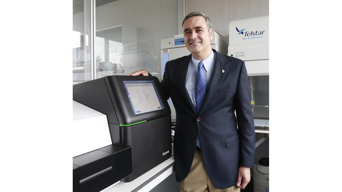David Rodríguez posa con el secuenciador que tiene en el laboratorio de la UBU.-RAÚL OCHOA
